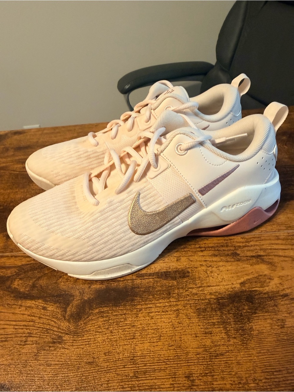 Nike Zoom Bella 6 Women's Sneakers with Metallic Swoosh - 10.5W